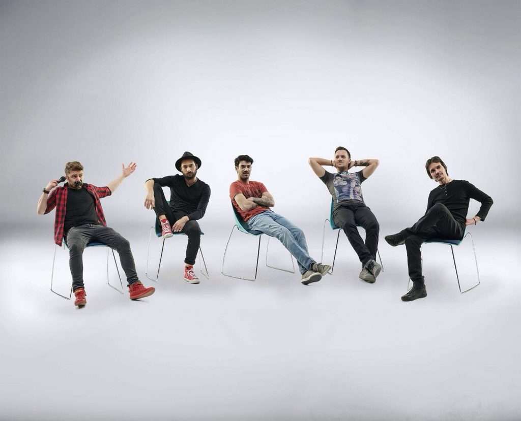 Band de cover-uri interpretează hituri de odată și actuale.
