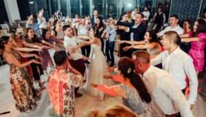 Read more about the article Ghidul invitatului perfect: Cum să te bucuri de muzică și atmosfera la o nuntă