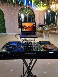 Read more about the article Ghidul Tău pentru Alegerea unui DJ: Recomandări Eficiente și Testate