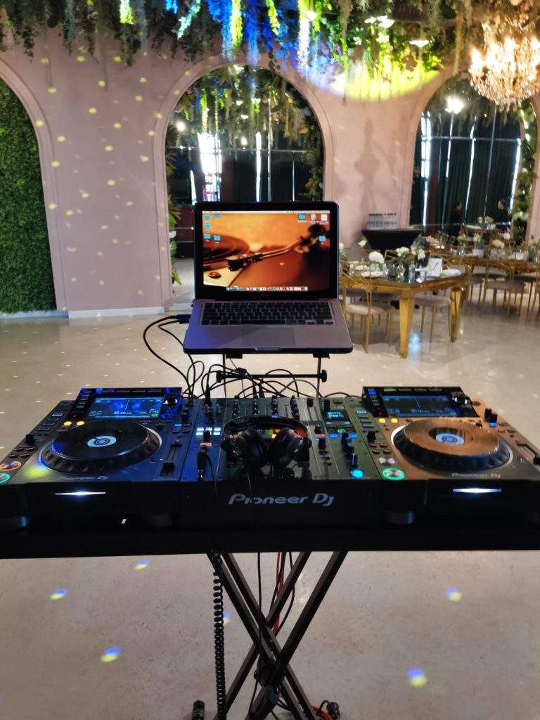 dj nunta profesionist, playlist personalizat eveniment, echipament DJ evenimente, dj nunta portivit pentru evenimentul tau